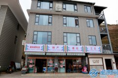 几位旅客正正在挑手礼